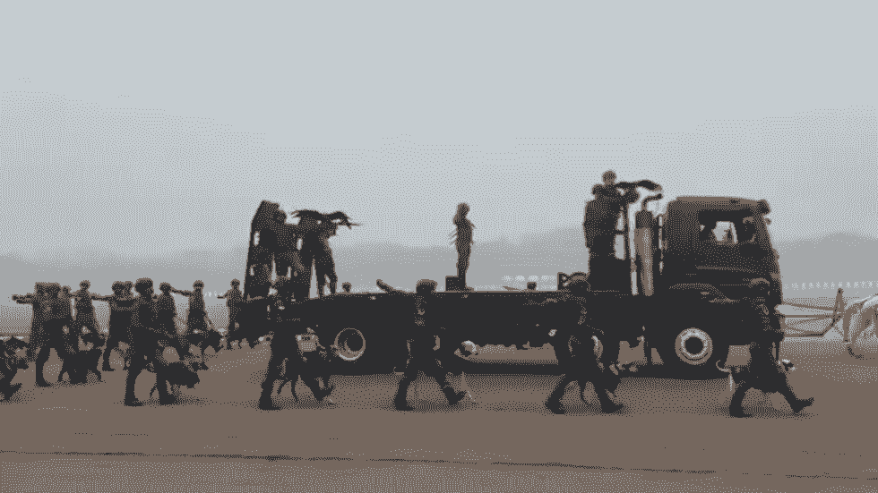 هند شترها و عقاب‌های نظامی را برای رژه سالانه آماده می‌کند