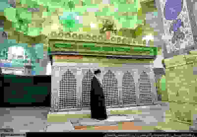 دستخط رهبر انقلاب در دفتر یادبود حرم حضرت معصومه(س) منتشر شد