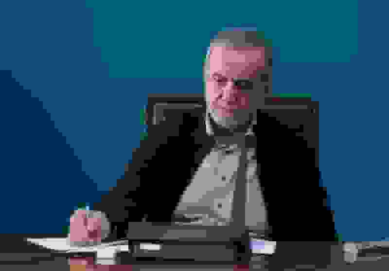 انتقاد رئیس‌جمهور از مجوزهای رانتی و هدررفت میلیون‌ها دلار برای واردات آیفون