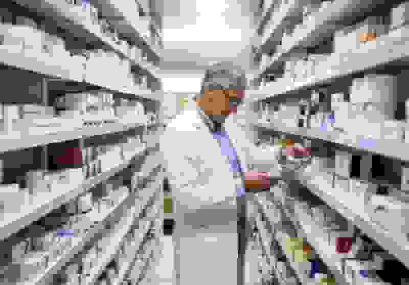 عطاریهایی که داروفروش شدهاند: بازار سیاه دارو چگونه شکل میگیرد؟