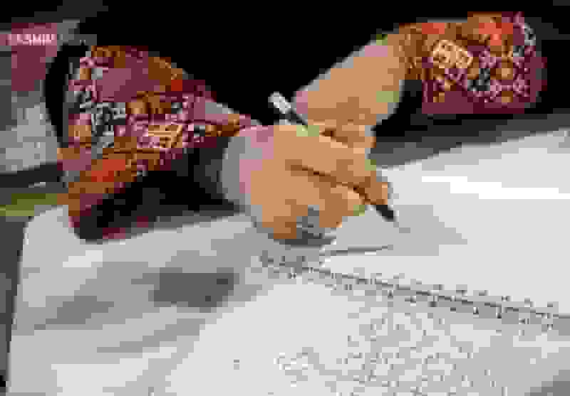 دست‌هایی که تاریخ می‌دوزند: تجلی هویت ایرانی در سوزن‌دوزی زنان بلوچستان