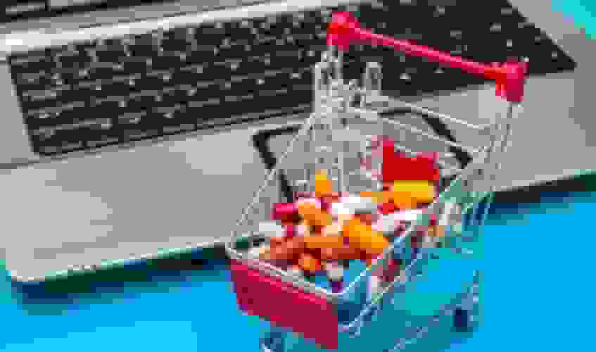 هشدار رئیس انجمن داروسازان: پلتفرم‌های تاکسی اینترنتی مجاز به فروش مستقیم دارو نیستند