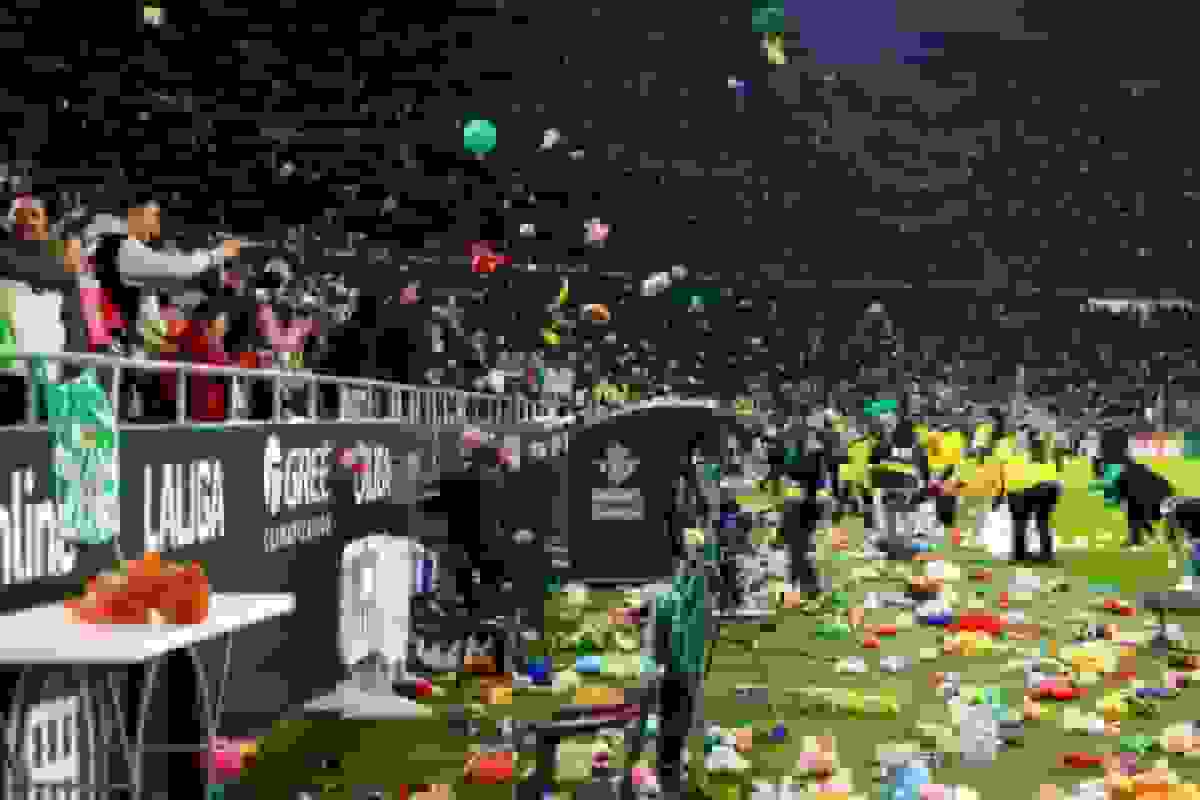 بارش عروسک‌ها در بنیتو ویامارین؛ رسم سالانه هواداران رئال بتیس برای کودکان محروم