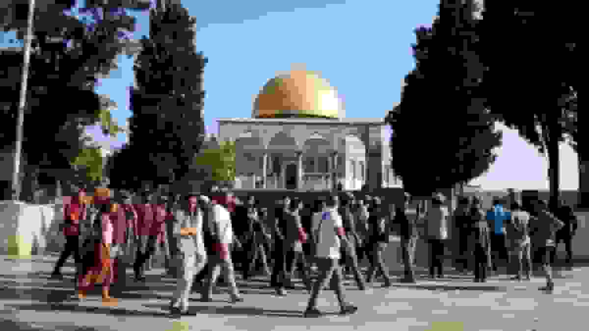 بی‌حرمتی شهرک‌نشینان صهیونیست به محوطه‌های مسجدالاقصی با حمایت پلیس