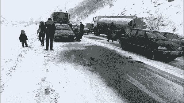 ارتفاع برف در گردنه حیران به ۲۰ سانتی‌متر رسید