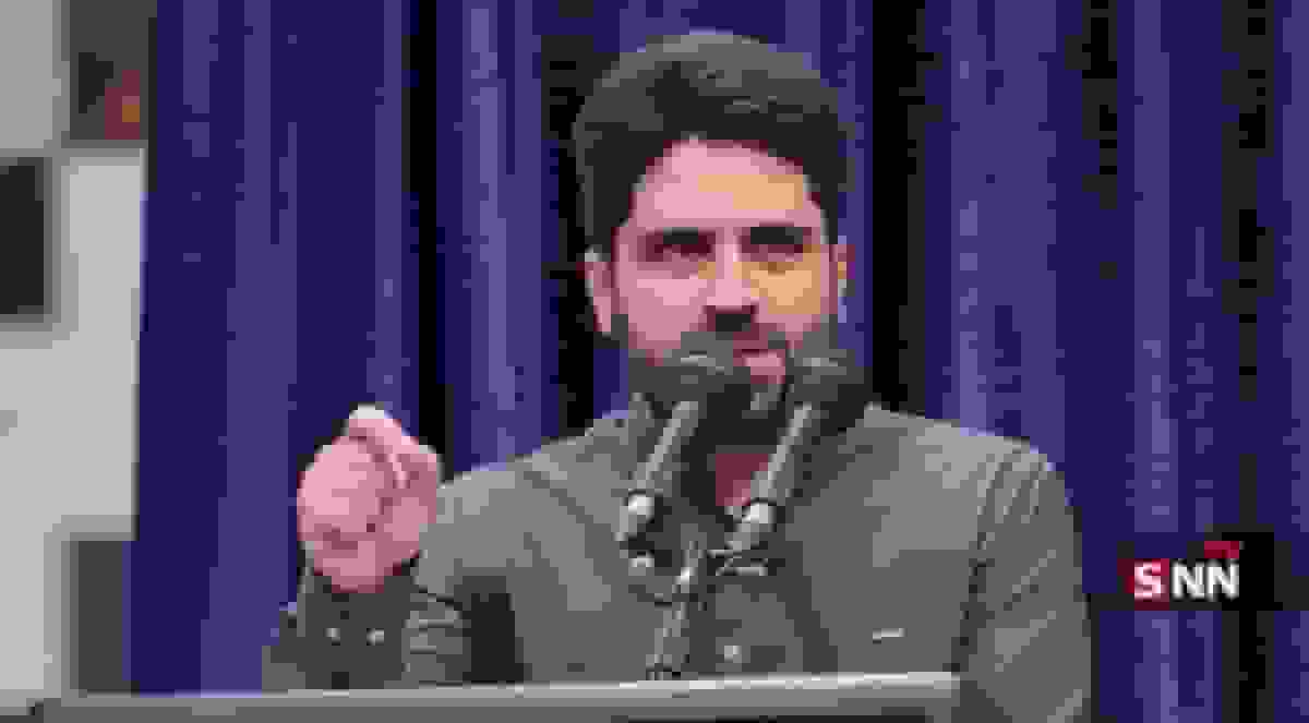 فیلم شعرخوانی محمد رسولی در دیدار رهبر انقلاب با خانواده‌های شهدای اقتدار