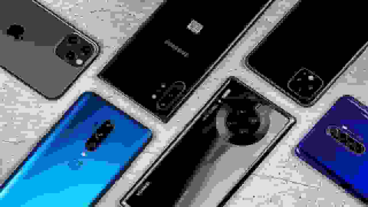 تعویض پرچم گنبد حرم امام رضا(ع) همزمان با ایام عزاداری امام هادی(ع)