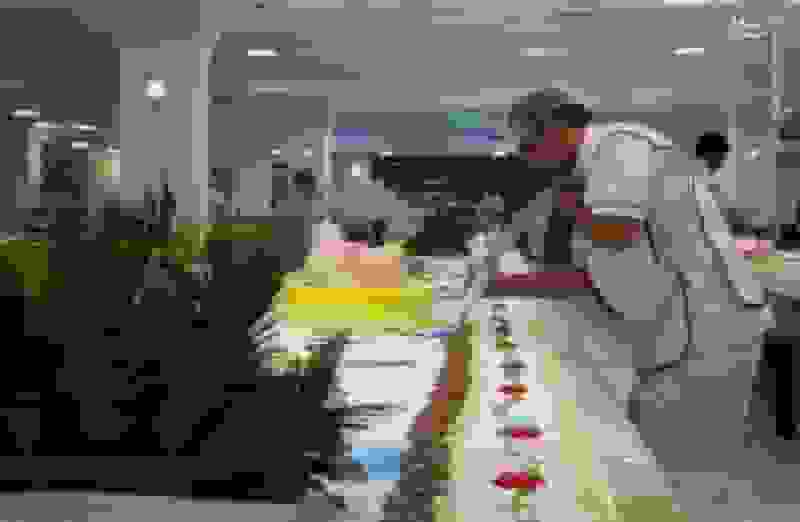 پخت کیک ۵۰۰ متری در حرم رضوی به مناسبت میلاد امام زمان (عج)