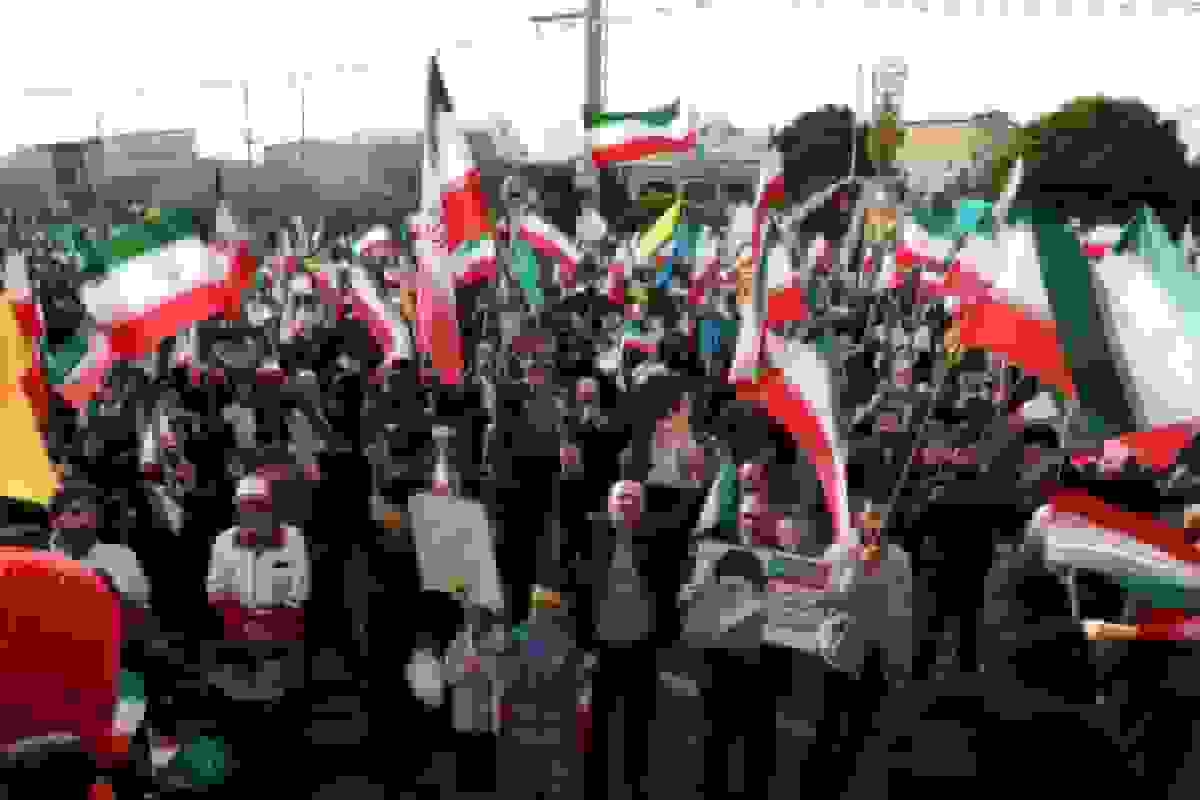 جشن انقلاب در قم: حضور گسترده مردم در راهپیمایی ۲۲ بهمن