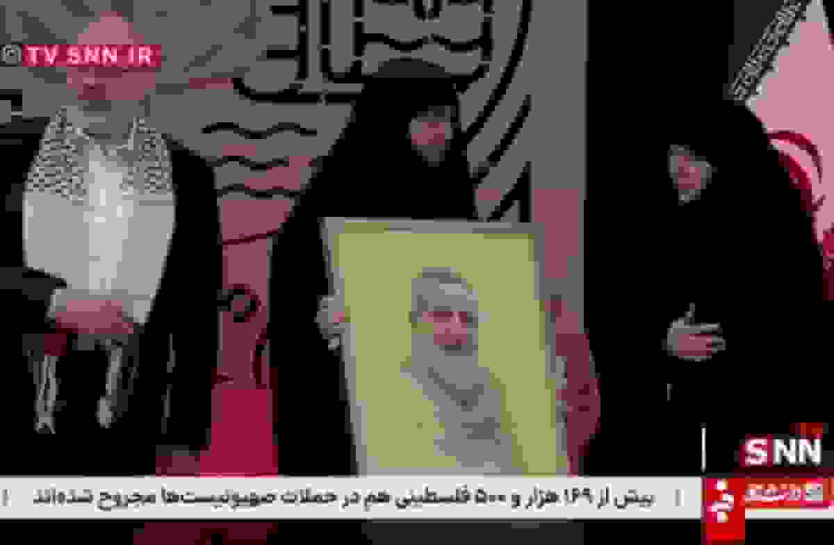 اعطای تمثال شهید ایزدی به همسر ایشان توسط دختر شهید نصرالله