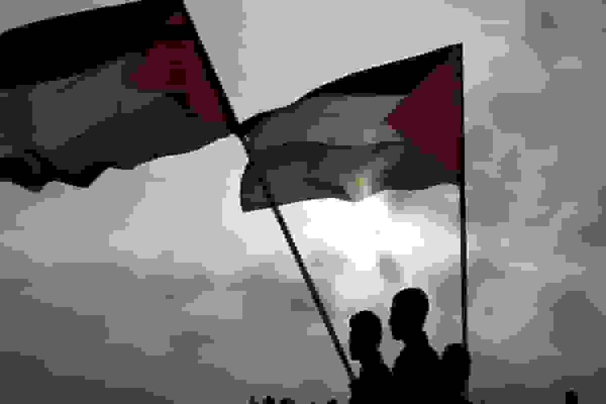 خودنمایی پرچم فلسطین در میان خانه‌های ویران‌شده در غزه