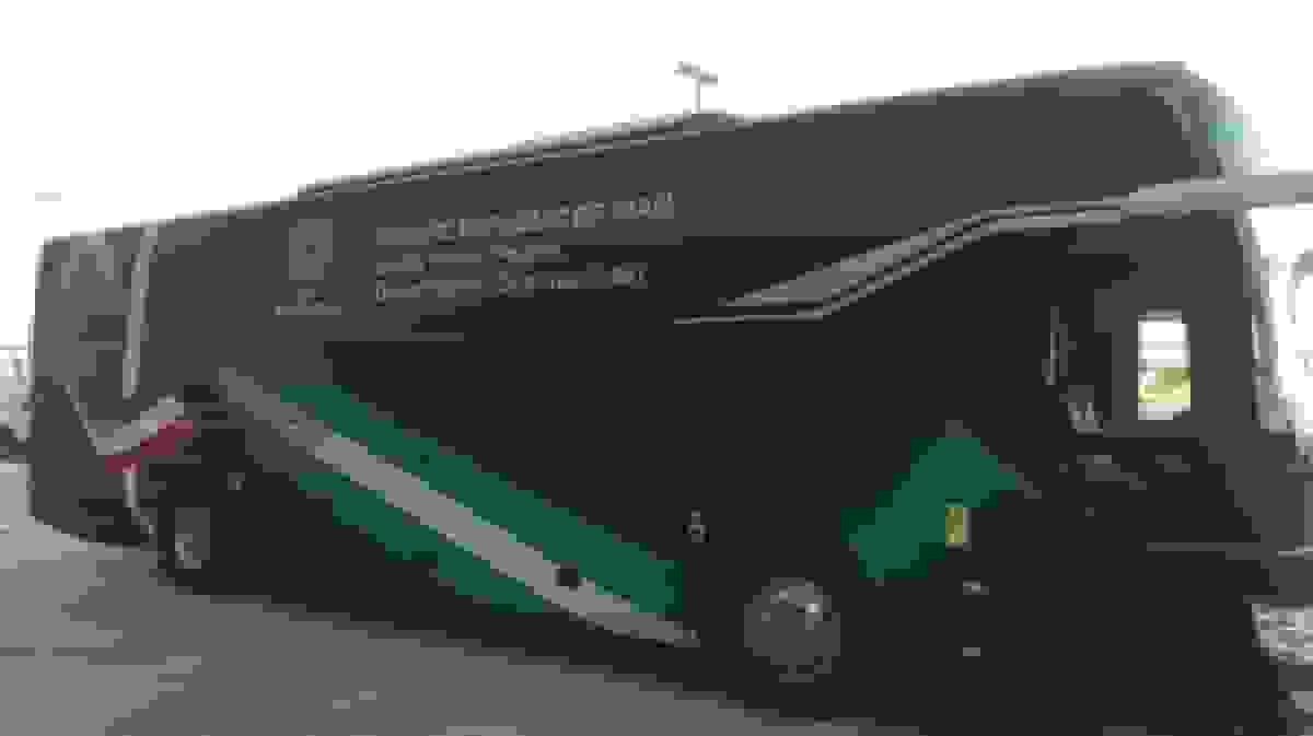 تجمع هواداران اماراتی مقابل اتوبوس تیم ملی ایران