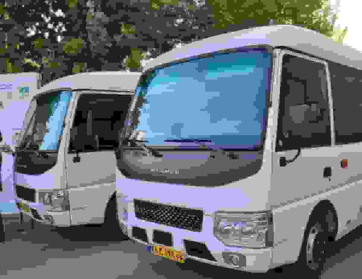 تحویل ۲ مینی‌بوس به دانشگاه شریف برای تأمین امنیت خوابگاه‌ها