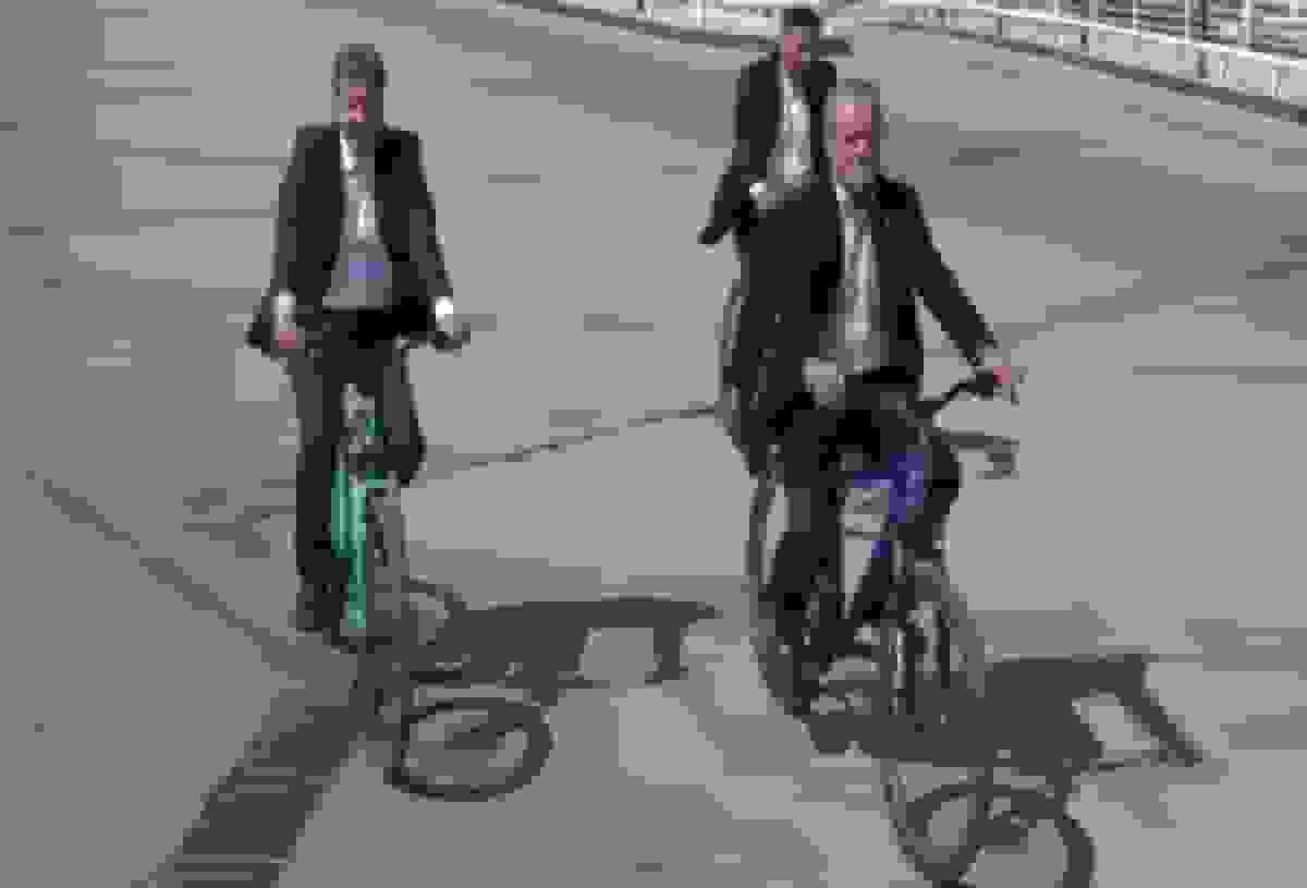 دوچرخه‌سواری پزشکیان در اصفهان