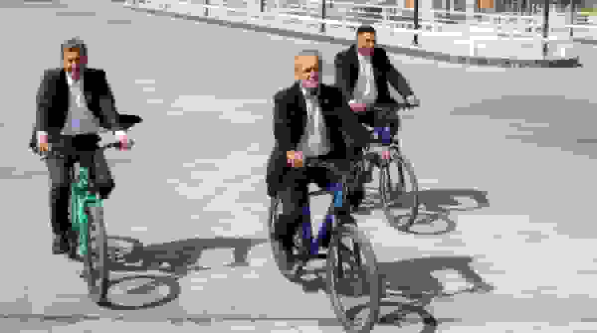 رکاب‌زنی نمادین پزشکیان در مسیر سلامت اصفهان