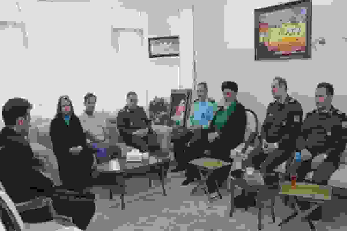 دیدار وزیر دفاع با خانواده شهیدان عسگری و طالبی