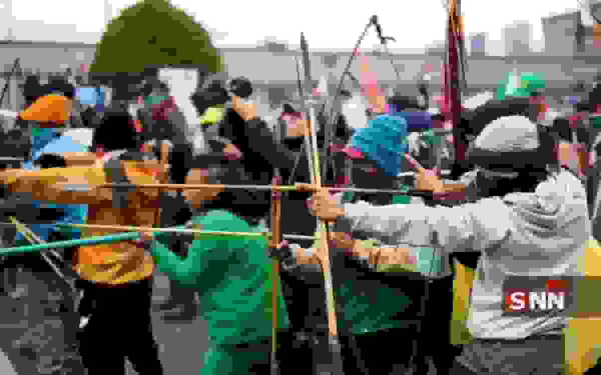 حمله معترضان کلمبیایی به سفارت آمریکا در بوگوتا با تیروکمان