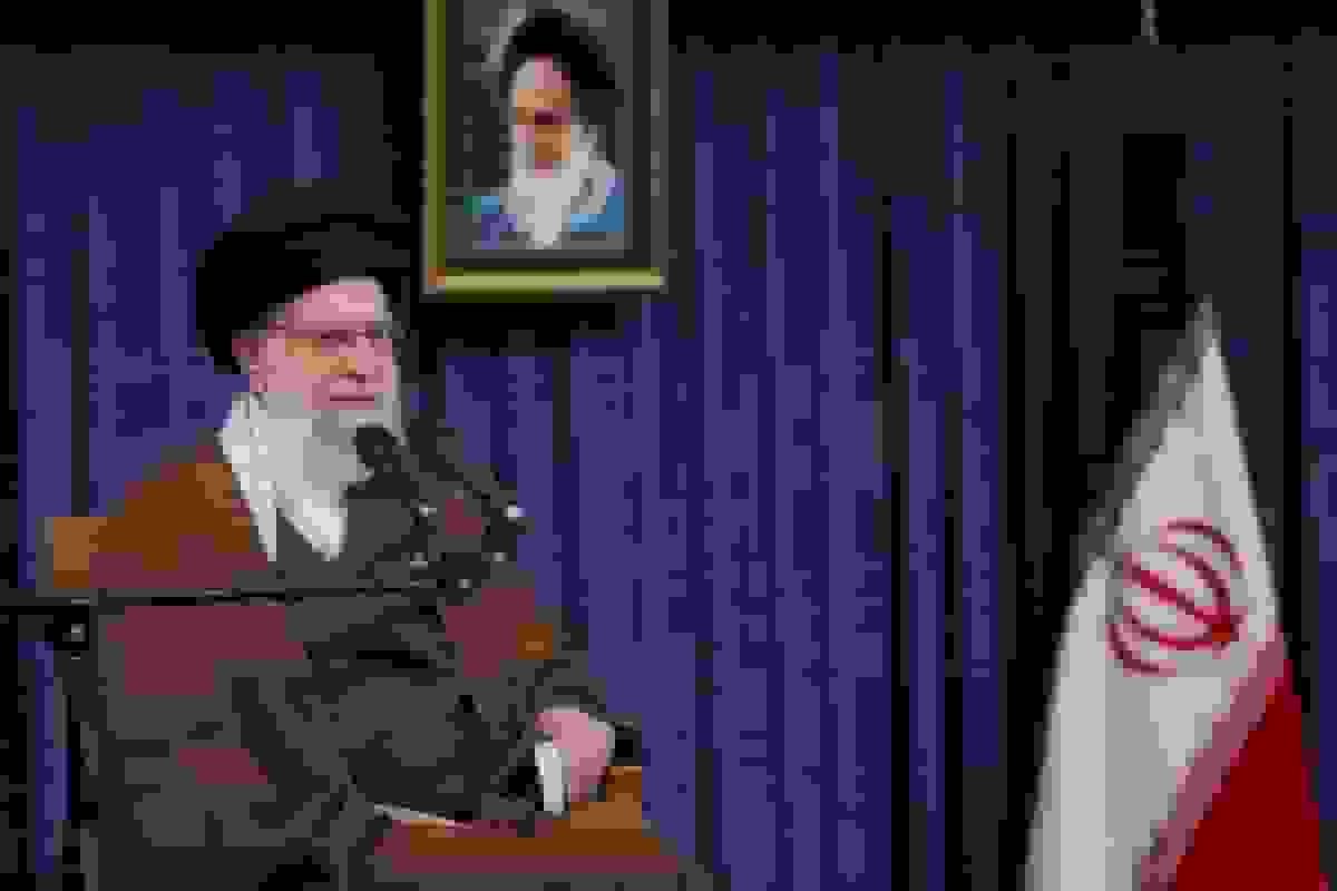 ورود رهبر انقلاب به حسینیه امام خمینی با حرکات زورخانه‌ای