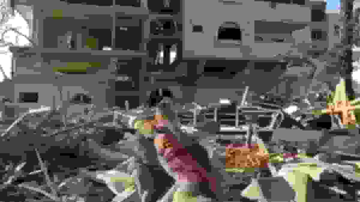 بازسازی خانه ویران‌شده در غزه با دستان خالی