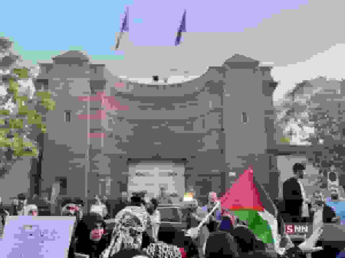 بیانیه ۱۹ تشکل دانشجویی در حمایت از مهدیه اسفندیاری مقابل سفارت فرانسه قرائت شد