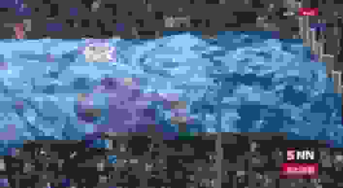 اجرای طرح‌های موزائیکی و پرچم‌های بزرگ توسط هواداران استقلال در ورزشگاه شهدای شهر قدس