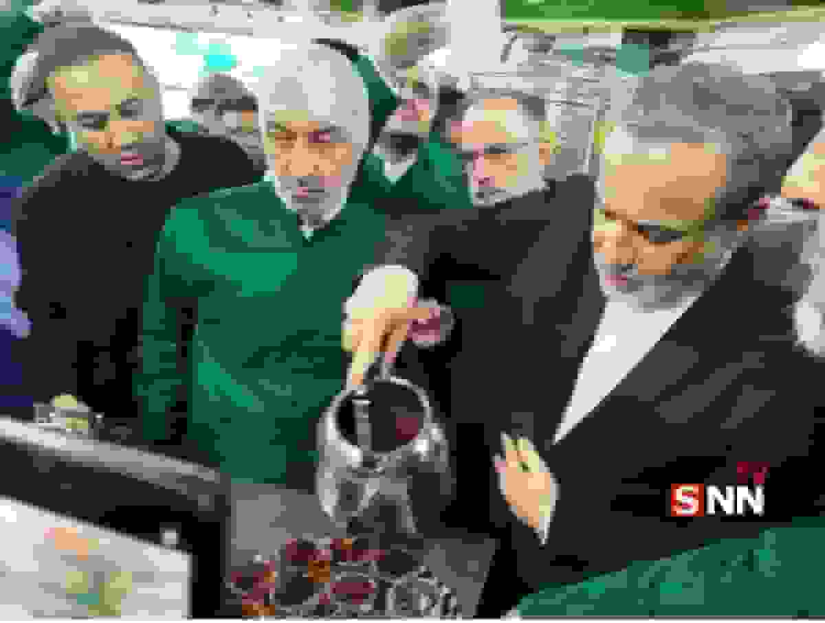 پذیرایی وزیر امورخارجه از زوار در چایخانه حرم مطهر امام رضا (ع)