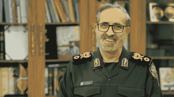 تصویر منتشر نشده از شهید سپهبد علی شادمانی به مناسبت روز دانش آموز