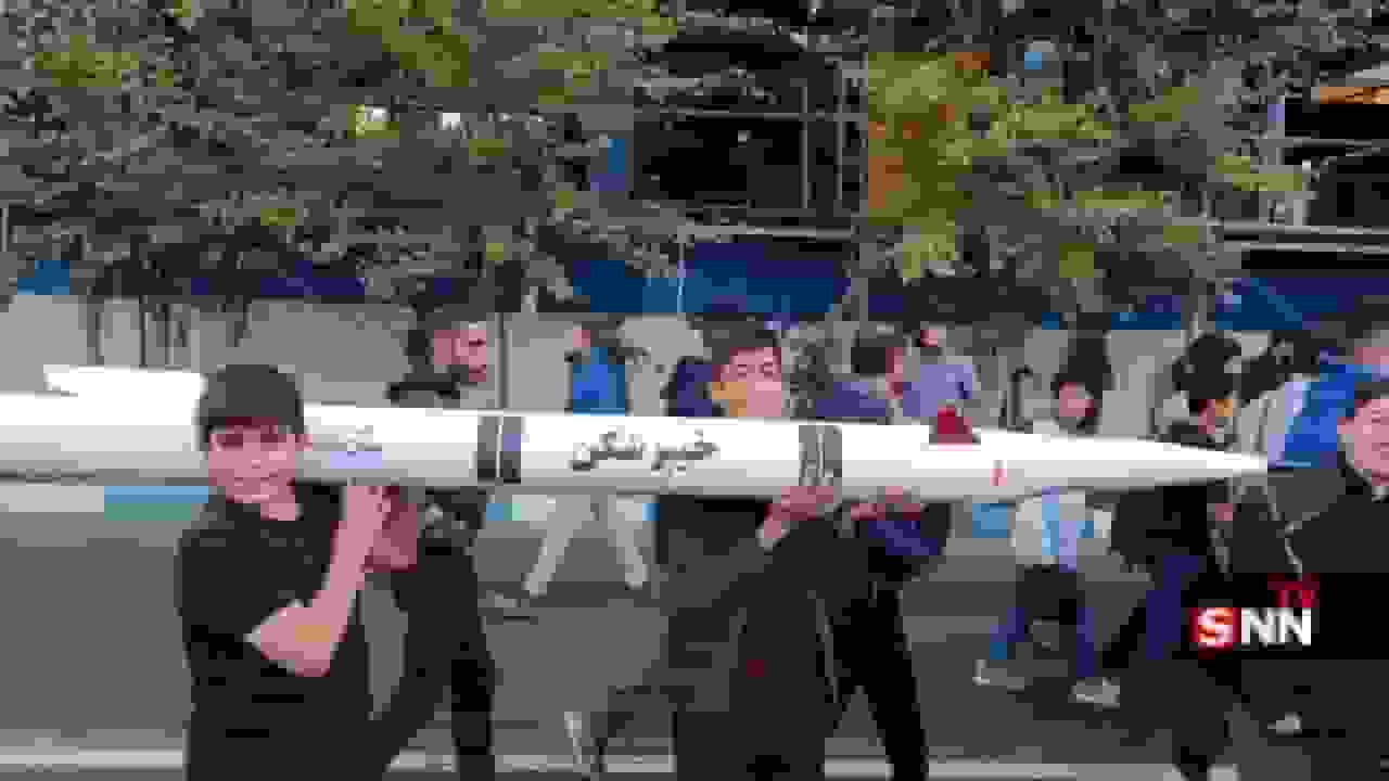 نماد اقتدار ایرانی در دستان دانش‌آموزان در راهپیمایی ۱۳ آبان