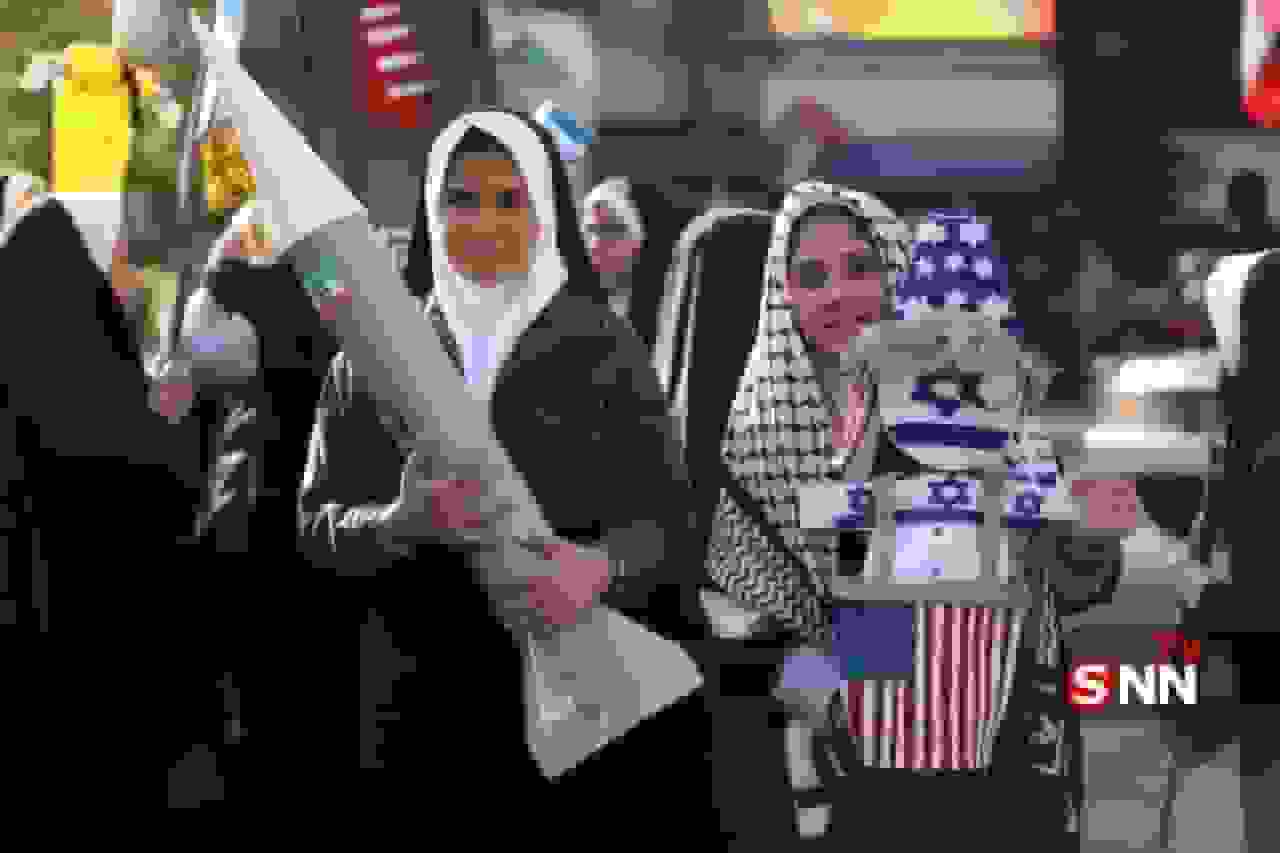 عروسک‌های ضد ترامپ و نتانیاهو در دستان نسل نودی‌ها در راهپیمایی ۱۳ آبان