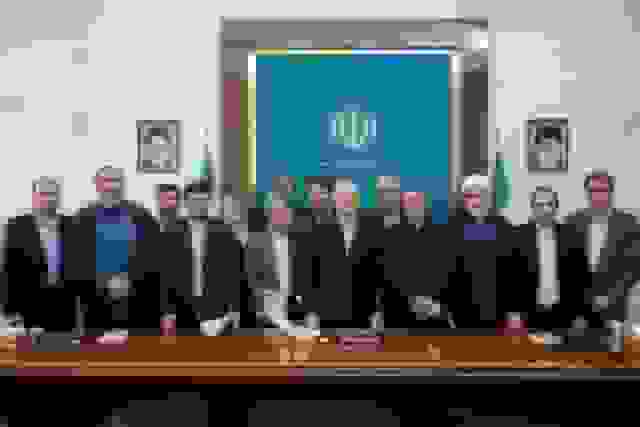 پزشکیان: تفویض اختیار به استان‌ها برای رفع خودتحریمی‌ها