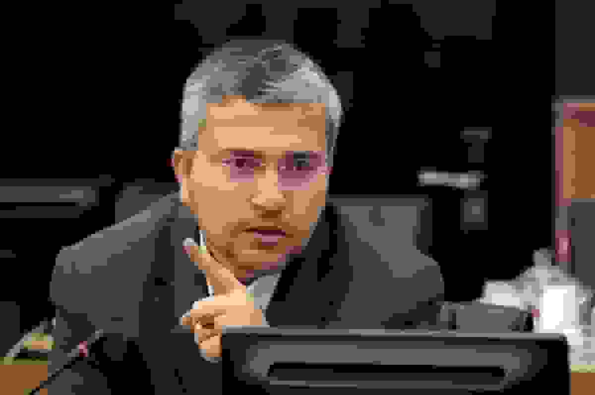 رضایی هشدار می‌دهد: زمزمه‌های گرانی بنزین می‌تواند خطرناک باشد