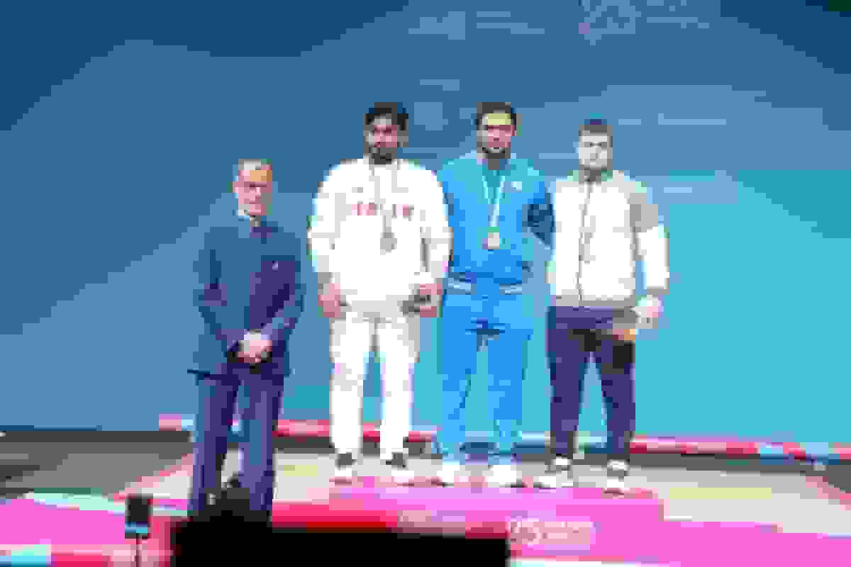 توزیع مدال وزنه‌برداری توسط رییس کمیته ملی المپیک