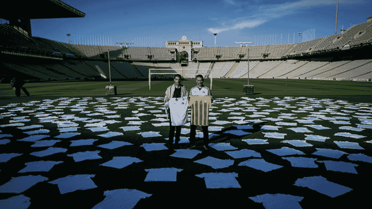 یادبود نمادین ۴۰۰ فوتبالیست شهید فلسطینی پیش از بازی خیریه کاتالونیا و فلسطین