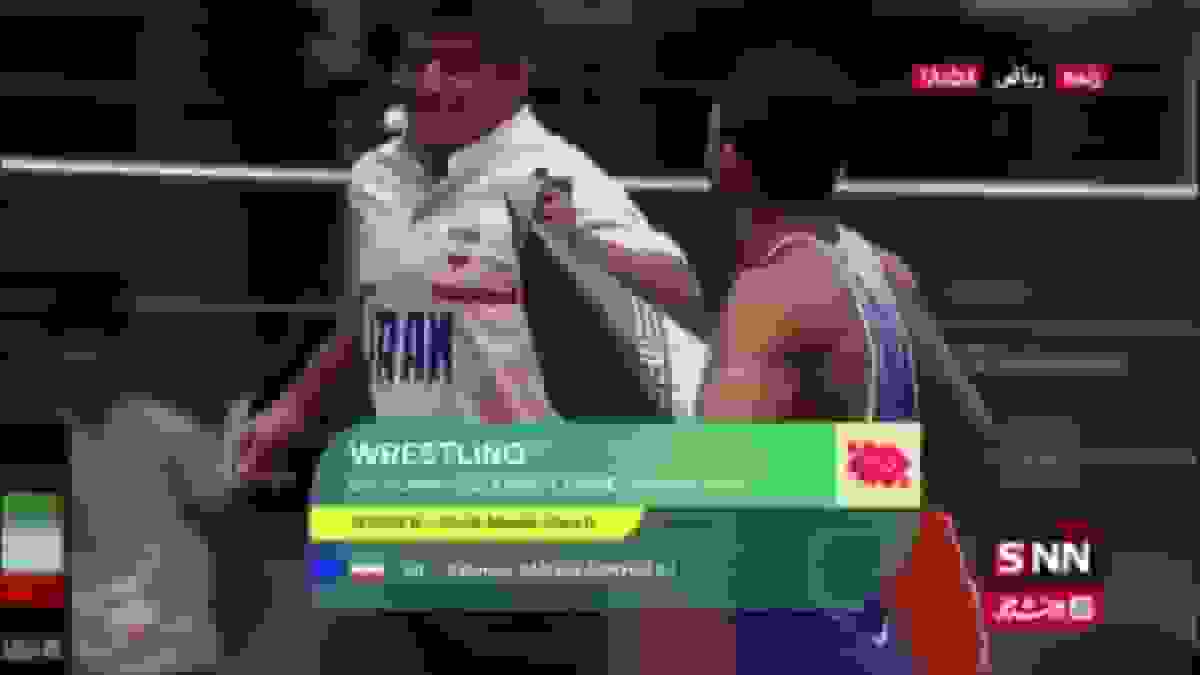 دور افتخار رحمان عموزاد با پرچم مقدس ایران