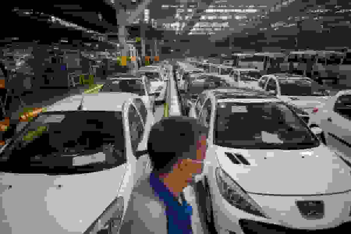 ثبت‌نام ایران‌خودرو آبان ۱۴۰۴؛ تفاوت قیمت پژو ۲۰۷ و دناپلاس در کارخانه و بازار