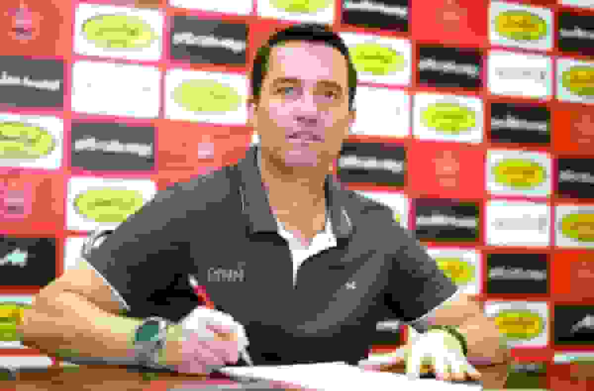 امضای قرارداد اوسمار ویرا با پرسپولیس و سفر به تهران