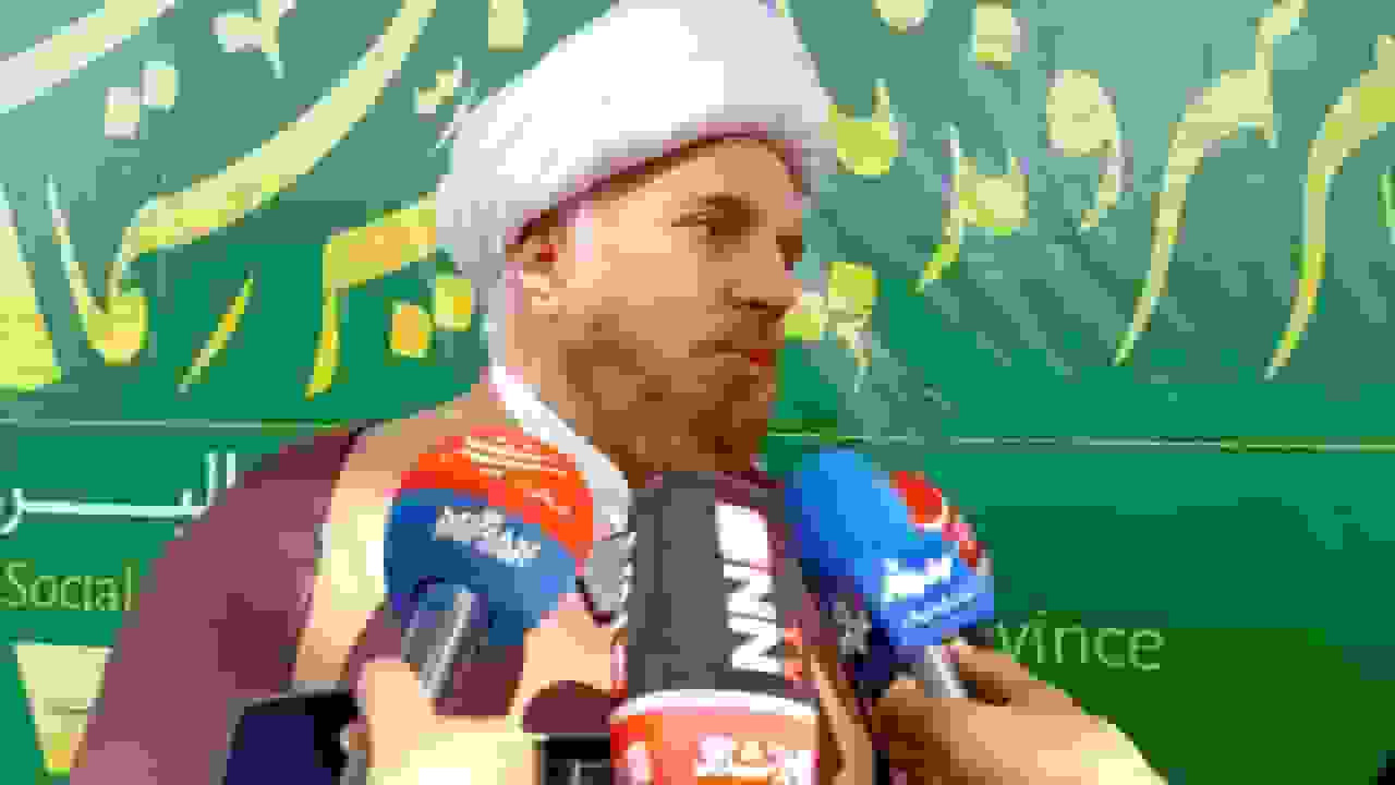 آیت‌الله کازرونی: کمک به دیگران معادل هزاران رکعت نماز است