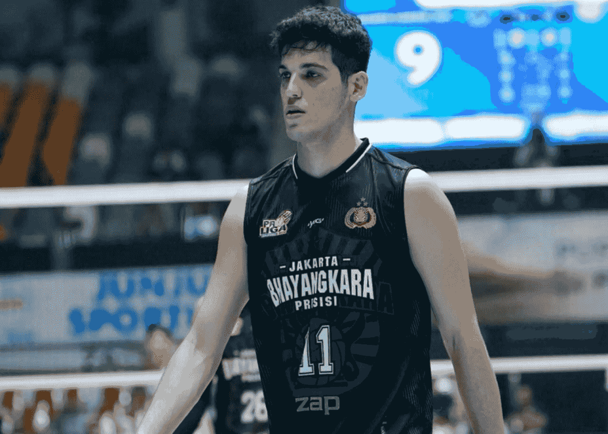 پزشک ایرانی معالج صابر کاظمی وارد قطر شد / دکتر جباری کیست؟