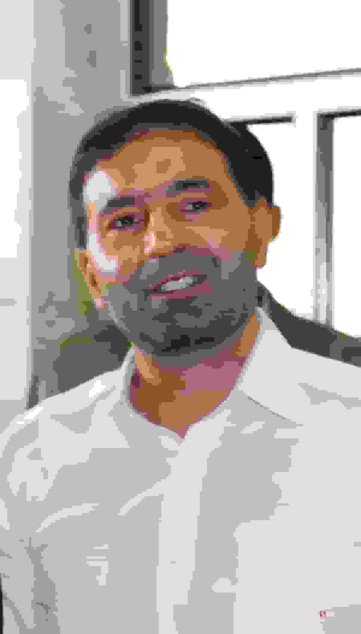 غبارروبی مزار شهید طهرانی مقدم توسط فرمانده موشکی سپاه