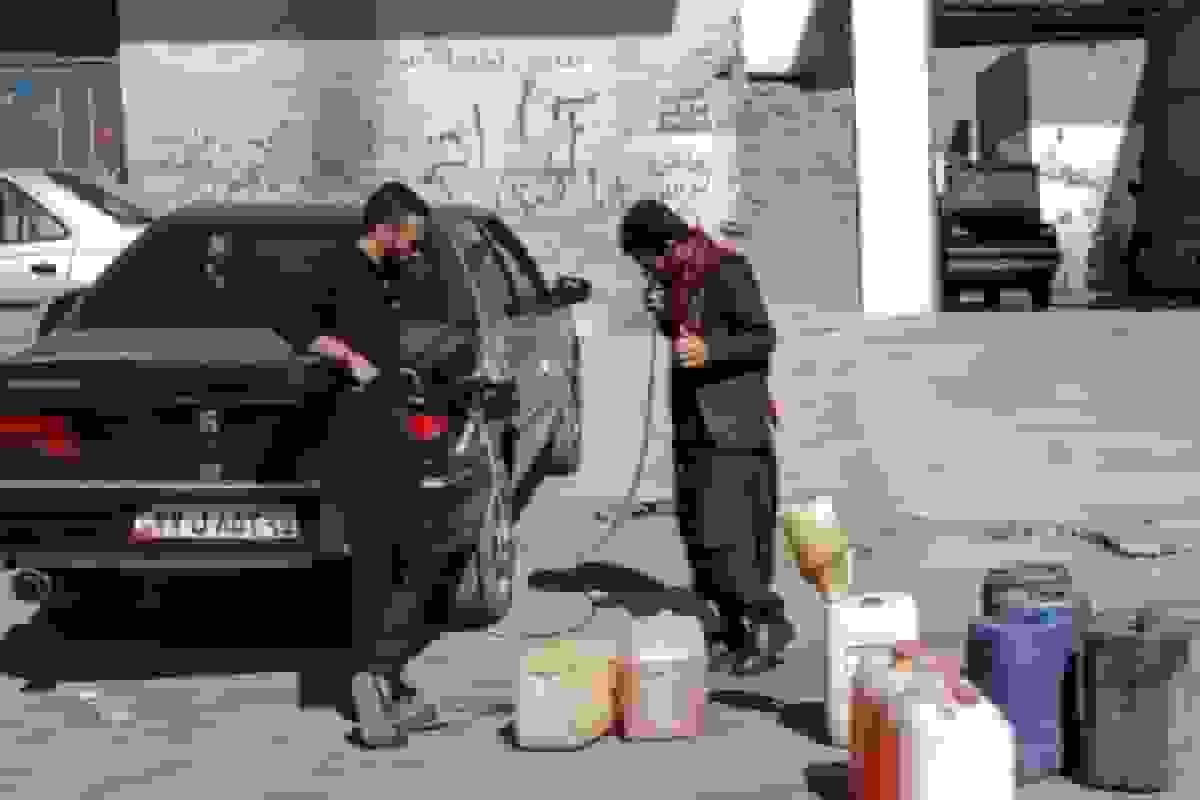 فروش دبه‌ای بنزین در استان‌های محروم با قیمت‌های سرسام‌آور