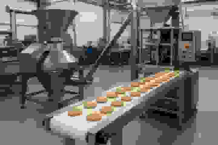 صرفه‌جویی ارزی با ساخت دستگاه پاکت‌ساز آبمیوه توسط شرکت دانش‌بنیان ارومیه‌ای