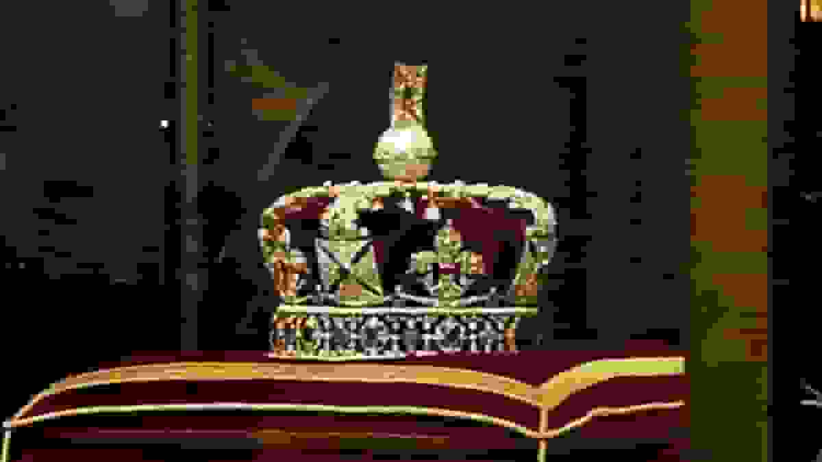 حمله به تاج سلطنتی انگلیس؛ بازداشت ۴ معترض توسط پلیس