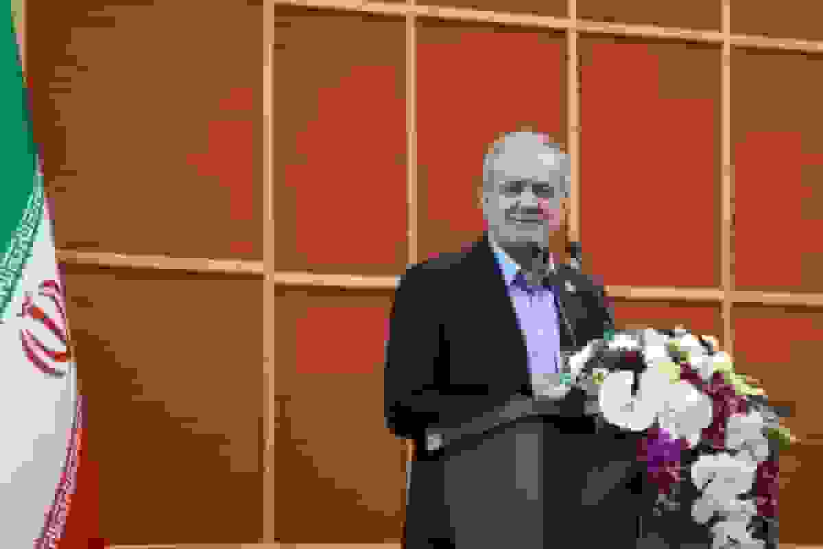 پاسخ پزشکیان به انتقادات یک دانشجو در مراسم روز دانشجو