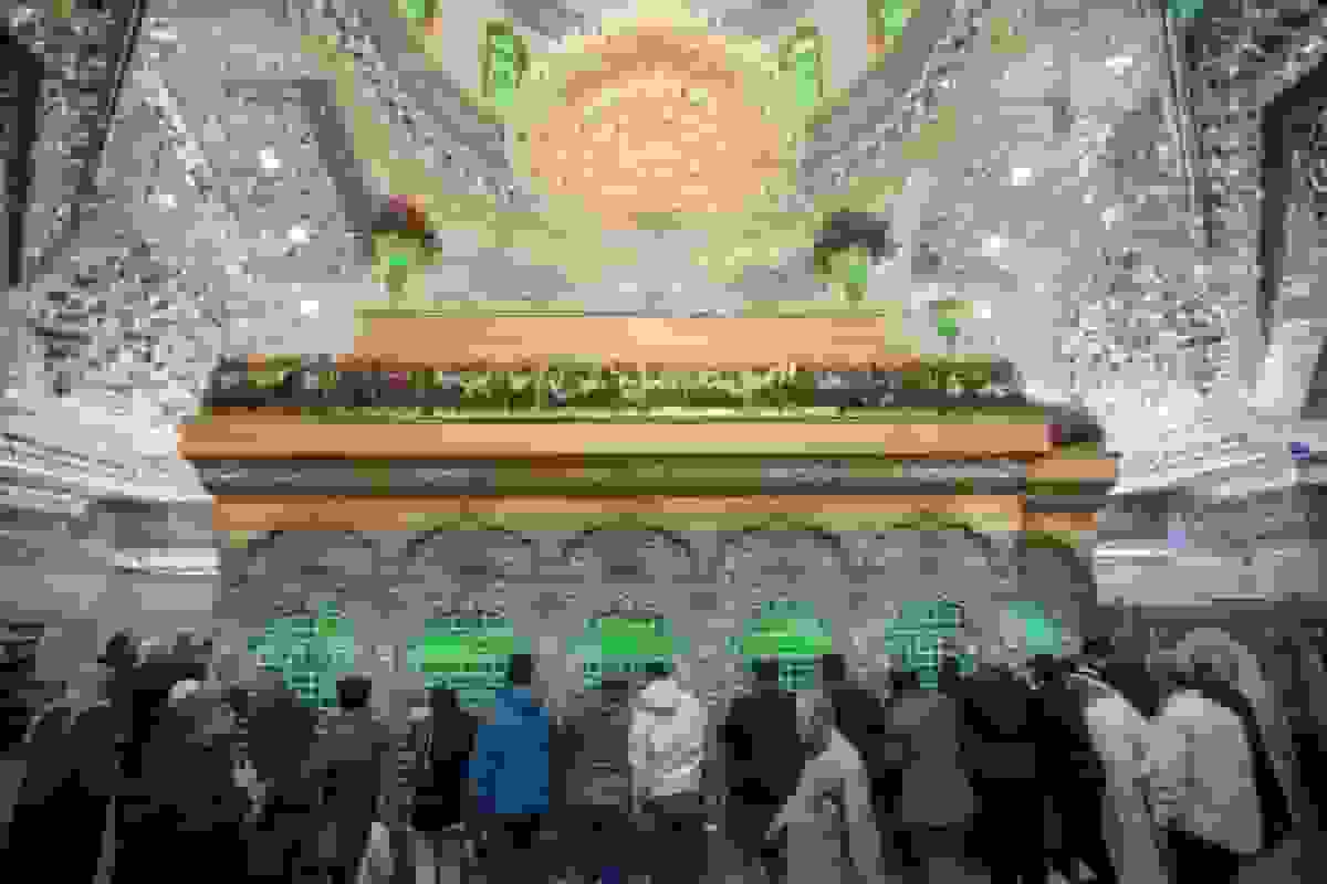 گل‌آرایی ضریح امام حسین (ع) به مناسبت میلاد حضرت فاطمه (س)