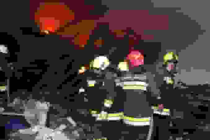 مهار آتش‌سوزی گسترده در انبار لوازم یدکی اصفهان