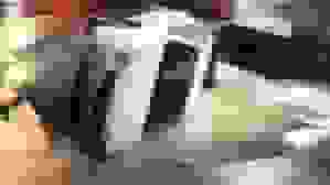 واژگونی خودرو در پی فرونشست خیابان در خمینی‌شهر