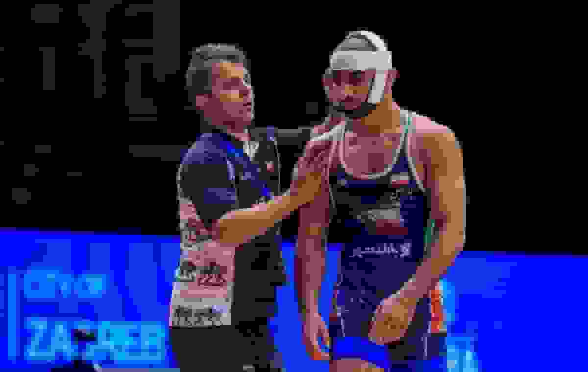 اهدای پاداش مدال طلا به دانیال سهرابی توسط تیم ملی کشتی فرنگی