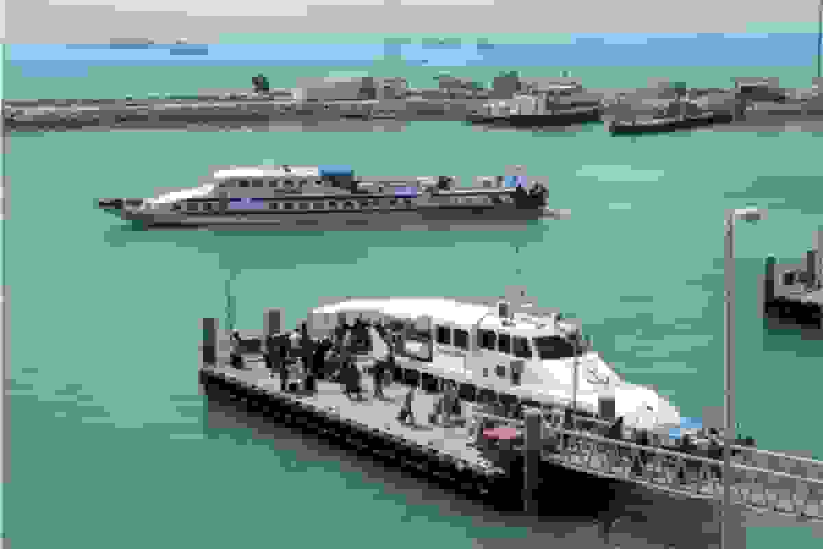 تعطیلی کامل سفرهای دریایی به جزیره هنگام در ۲۵ و ۲۶ آذر