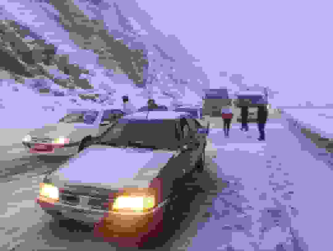 برف سنگین در کردستان: نجات ۲۷ خودرو و اسکان اضطراری ۲۰ مسافر توسط هلال‌احمر