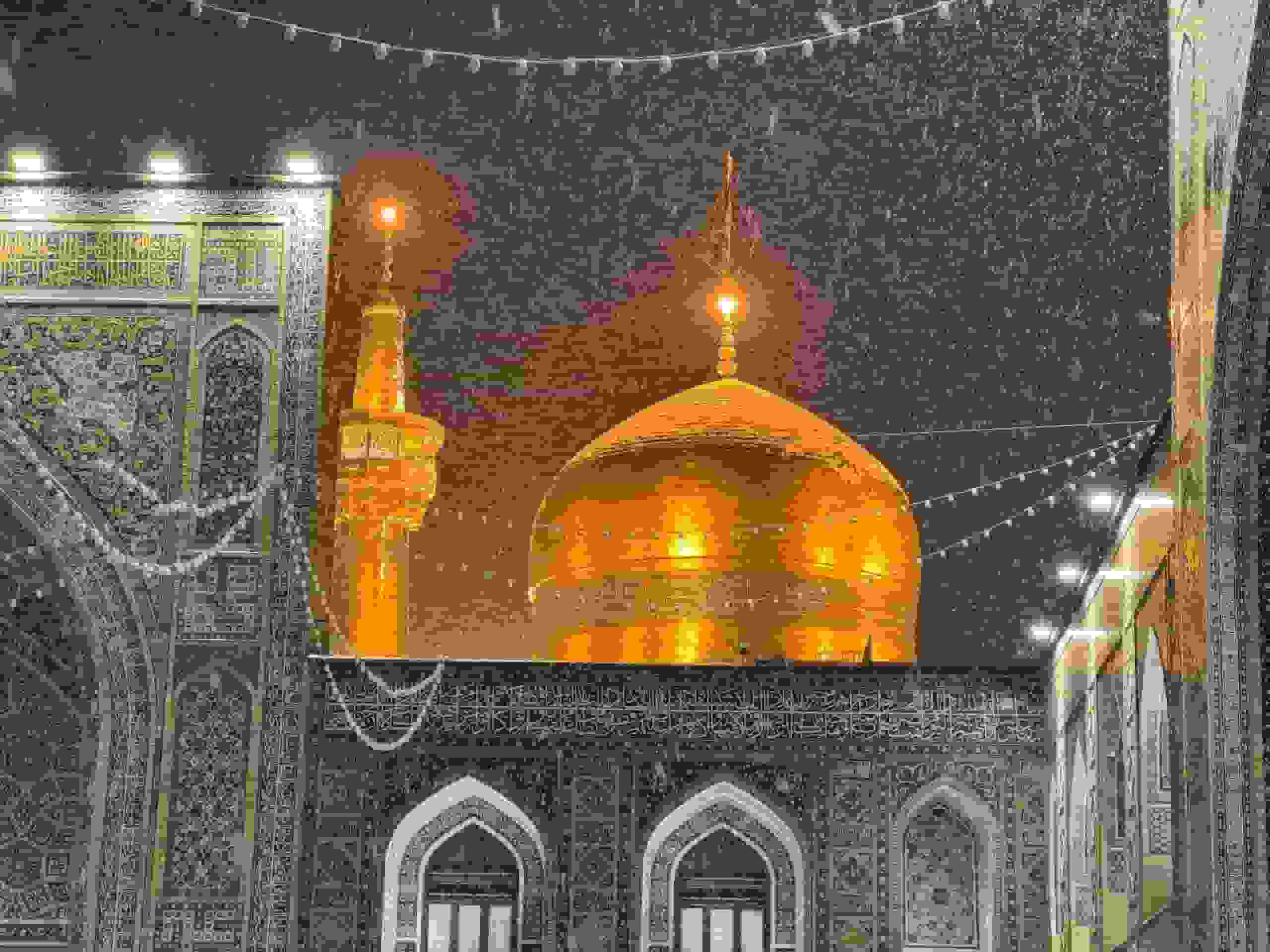 تصاویر جذاب از بارش برف در حرم امام رضا(ع) و مشهد